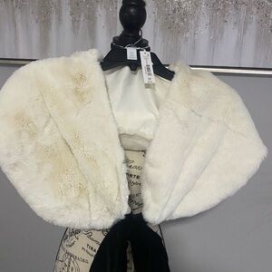 Elegant Faux Fur Shawl in Cream